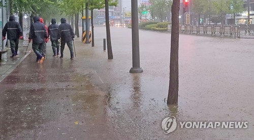 '잠기고 끊기고'…태풍 '마이삭' 강원 동해안 할퀴고 빠져나가(종합)