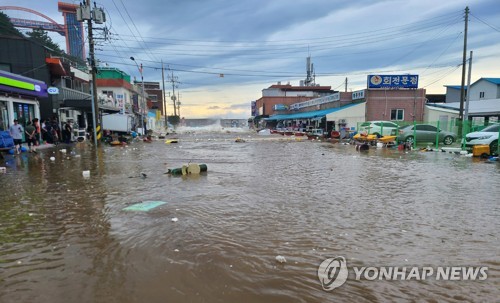 '잠기고 끊기고'…태풍 '마이삭' 강원 동해안 할퀴고 빠져나가(종합)