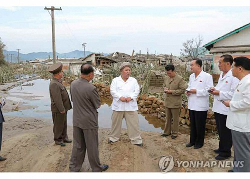 김정은, 태풍 피해 함경도서 정무국 회의…지역 당위원장 교체