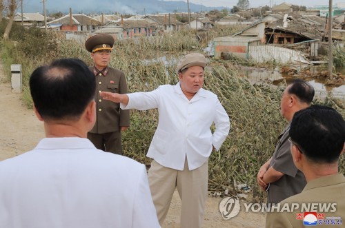 북한, 수해지역서도 코로나 방역 강조…"마스크 쓰고 복구작업"
