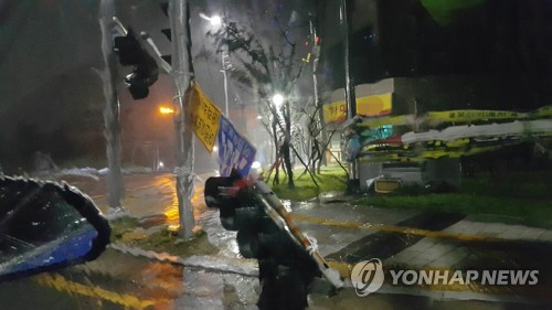 태풍 길목에 놓인 부산 본격 영향권…강풍 피해 속출