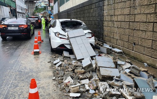 간판 행인 덮치고 벽돌에 차 폭삭…하이선에 쑥대밭된 부산(종합2보)