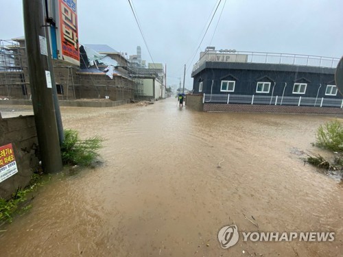 폭우에 강원 고성 저수지·하천 범람 우려…일대 주민대피령