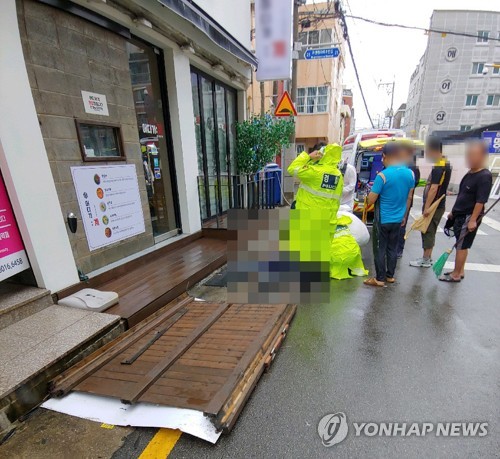 간판 행인 덮치고 벽돌에 차 폭삭…하이선에 쑥대밭된 부산(종합2보)