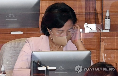 "秋, 아들 배치 때부터 압력…가족들에 '청탁말라'  교육했다"(종합)