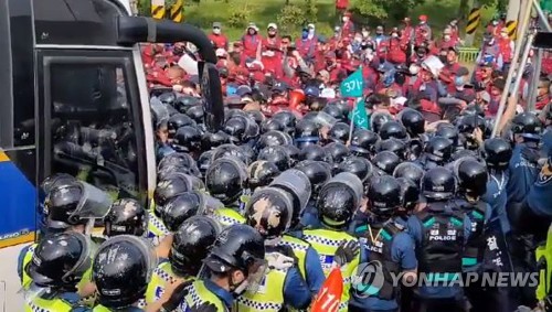 집회 현장서 경찰관들 폭행한 노조 조합원 구속