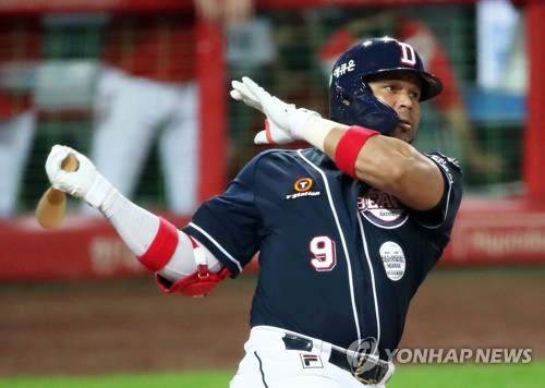 '오차 없는 균일함'…두산 페르난데스의 기록적 안타 행진