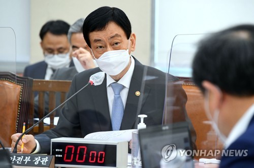 진영 장관 '통신비 2만원 지원'에 "정부에서 결정…의미는 있다"