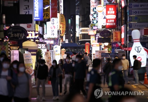 감염 재확산 조마조마해도…거리두기 완화에 도심 밤거리 북적