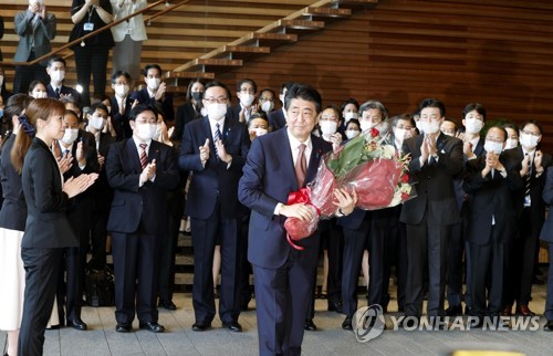 日 스가 총리 선출·아베 사퇴…7년8개월 만의 총리 교체