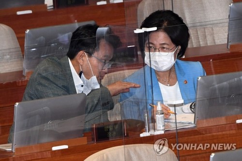 격앙된 추미애…"근거없는 세치혀, 억지와 궤변"