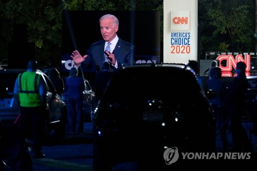 바이든 "트럼프 코로나 사태 축소는 범죄…사임해야" 맹비난(종합)