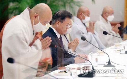 문대통령, 불교계 만나 "남북 만남·대화 포기 않을 것"