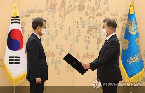 문대통령, 서욱 국방장관에 임명장…"참 듬직"