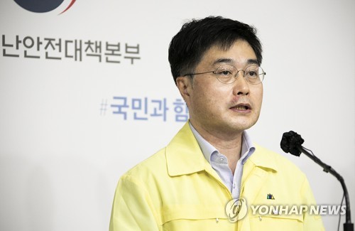 정부 "신규 확진자 감소세…안심하기에는 아직 위험요인 남아"