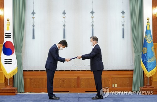 문대통령, 서욱 국방장관에 임명장…"참 듬직"