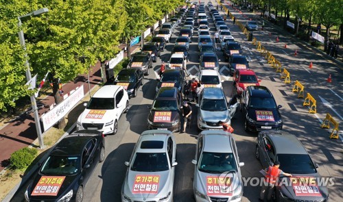 구호 대신 깜빡이·와이퍼…코로나 시대 '자동차 집회'