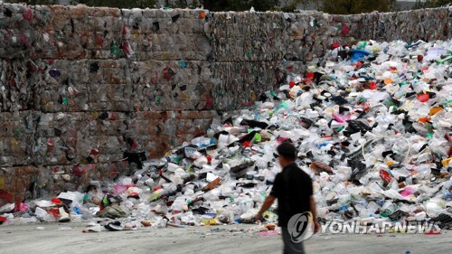 [르포] 코로나로 플라스틱 산 이룬 재활용센터 "물량 처리 버거워"