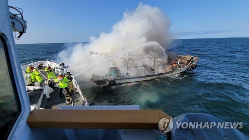 군산 앞바다서 멸치잡이 어선 화재…"인명피해 없어"