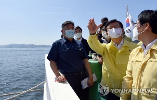 해수부 장관 "작은 유류품 하나도 반드시 건진다는 각오로 수색"