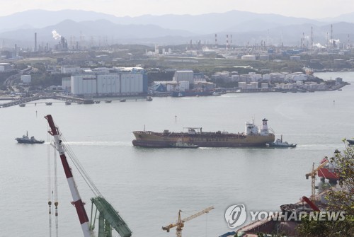 울산 염포부두 폭발 선박, 사고 1년 만에 통영으로 예인