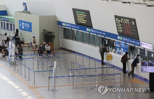 귀성 대신 추캉스?…서울역·터미널 '썰렁'·김포공항 '북적'