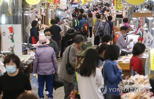 "아무리 코로나라도 대목은 대목"…추석 맞은 시장·마트 북적