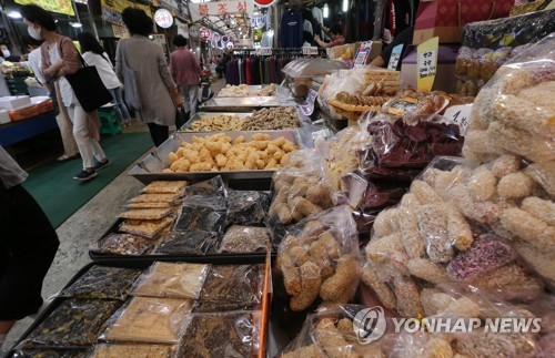 "아무리 코로나라도 대목은 대목"…추석 맞은 시장·마트 북적