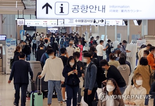 귀성 대신 추캉스?…역·터미널 '한산'·김포공항 '북적'