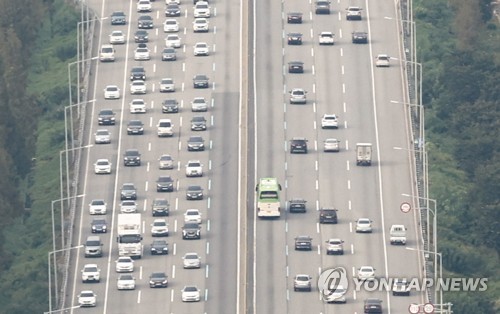 추석 연휴 첫날 저녁까지 비바람…내일 구름 사이 보름달