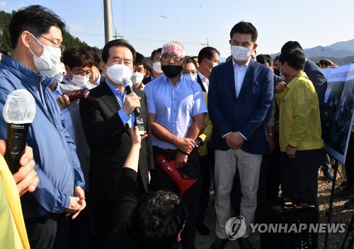 정총리 "난 좋은 세균…코로나 확실히 누를 수 있다"