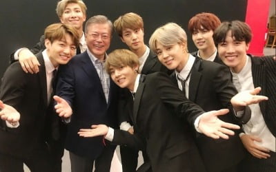 문 대통령, BTS 빌보드 1위 축하 "전 세계 위로하는 곡 뜻 깊어"