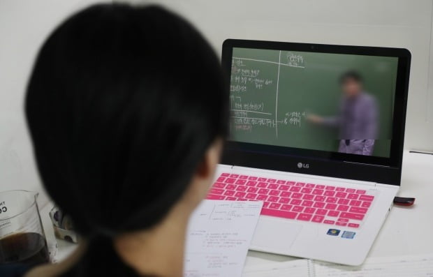 한 고등학생이 자택에서 온라인 강의를 듣고 있다. 사진=연합뉴스