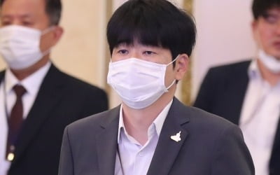 탁현민, 靑 행사 측근에 맡겼단 의혹에 "대통령 동선 공개하란 거냐"