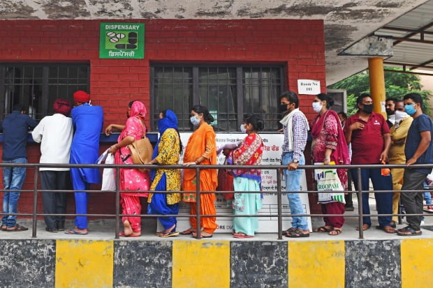 코로나19 검사를 받기 위해 기다리는 인도 사람들. / 사진=AP