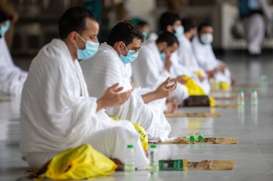이슬람 최대 종교행사인 정기 성지순례(하지)가 시작된 29일(현지시간) 마스크를 착용한 순례객들이 사우디아라비아 메카 대사원의 카바신전 주위에 앉아 기도하고 있다.사진은 기사와 무관. 사진=로이터=연합뉴스
