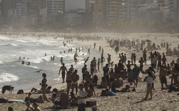 코로나19에도 인파로 붐비는 브라질 해변. 사진=연합뉴스