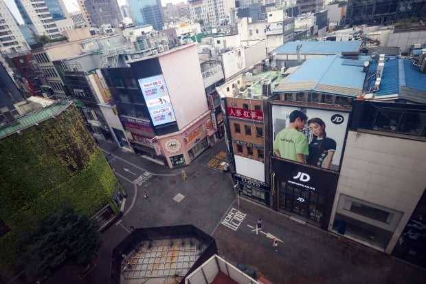 지난달 서울 중구 명동 거리가 한산한 모습을 보이고 있다. 사진=연합뉴스