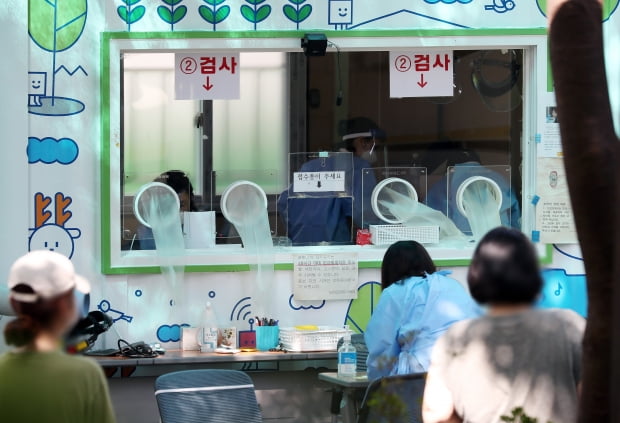 [자료사진] 인천시 서구 서구보건소 선별진료소에서 방역당국 관계자들이 검체 검사를 시행하고 있다.사진=연합뉴스