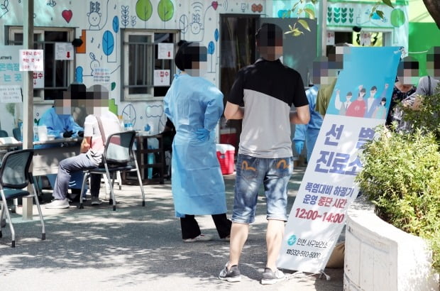 인천 서구보건소 선별진료소를 찾은 시민들이 검체 검사를 기다리고 있다. /사진=연합뉴스