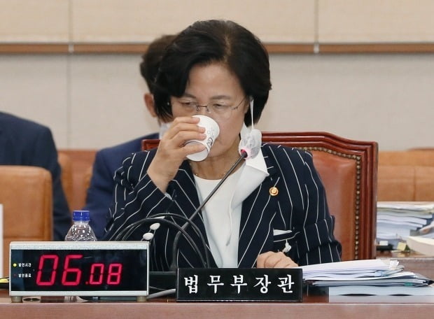 추미애 법무부 장관이 7월 25일 서울 여의도 국회에서 열린 법제사법위원회 전체회의에서 물을 마시고 있다. (사진=연합뉴스)