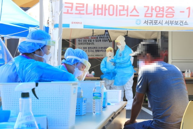 지난달 31일 오전 제주 서귀포시 대정읍 서귀포시서부보건소 임시진료소에서 한 주민이 코로나19 검사를 받고 있다. 사진=연합뉴스