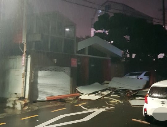 제9호 태풍 마이삭이 북상하는 가운데 3일 오전 부산 사상구 한 골목에 강풍에 떨어진 구조물이 널브러져있다. 사진=연합뉴스