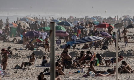 '최고기온 40도' 확진자 급증해도 해변에 인파 몰리는 브라질