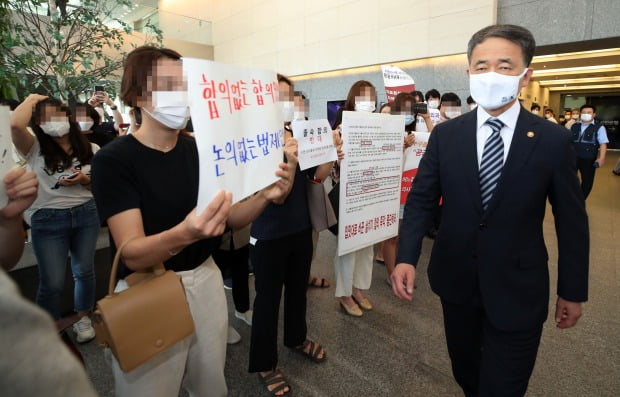 4일 한국증진개발원에서 합의문 서명식에 참석하려던 박능후 장관이 전공의들 항의에 돌아가고 있다. / 사진=연합뉴스