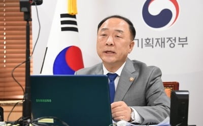 홍남기 "반포자이도 떨어졌다…부동산 시장 쏠림 완화"