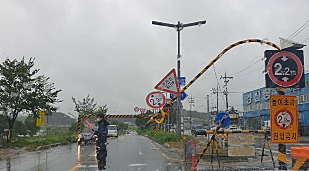 강풍으로 휘어진 교통안내표지판. 사진=연합뉴스