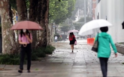 [내일 날씨] 전국 대부분 지역 천둥·번개 동반한 비