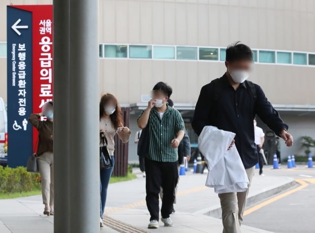 전공의들이 집단휴진을 벌인 지 18일 만에 업무에 복귀한 8일 오전 서울 종로구 서울대학교병원에서 전공의가 가운을 들고 이동하고 있다. /사진=연합뉴스