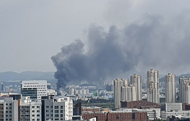 인천 남동구 고잔동 소재 한 화장품 제조공장에 불이나 2명이 부상을 당했다. /사진=연합뉴스